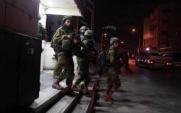 جنود اسرائيليين يقتحممون منزل ببيت لحم