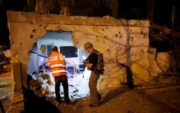 آثار الدمار في مبنى اسرائيلي أصابه صاروخا أطلق من غزة الإثنين -ارشيف-