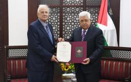 الرئيس الفلسطيني محمود عباس ورئيس لجنة الانتخابات المركزية حنا ناصر - أرشيفية