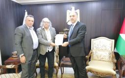 عساف خلال تسليمه جيم بو ملحة ملفا باعتداءات وجرائم الاحتلال