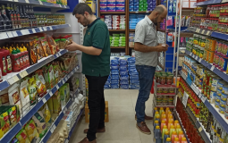 الاقتصاد بغزة تنظم جولات تفتيش على محلات بيع مستلزمات عيد الأضحى 