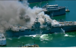 شاهد: 18 إصابة جراء حريق ضخم اندلع في سفينة حربية أمريكية 