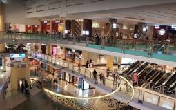 وزيران عربيان يتجولان بمركز تجاري في أبو ظبي