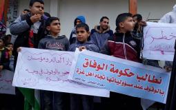 اطفال يحتجون امام مستشفى بيت حانون