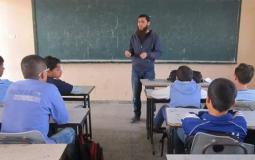 معلمون يتجهون لتدريس طلبتهم أون لاين عبر فيسبوك