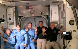 اللحظات الأولى لدخول طاقم مركبة الفضاء الأمريكية المحطة الفضائية الدولية