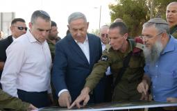 رئيس حكومة الاحتلال الإسرائيلي بنيامين نتنياهو خلال زيارته موقع الحادث