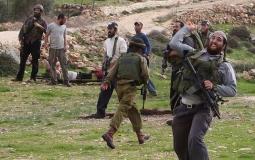 مستوطنين يهاجمون المزارعين الفلسطينيين