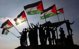 مواطنون يحملون العلم الفلسطيني - تعبيرية