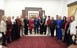 الرئيس محمود عباس يستقبل وفدا من جمعية المرأة العربية