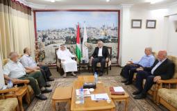 إسماعيل هنية يلتقي السفير محمد العمادي في غزة