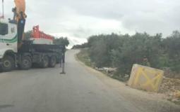 قوات الاحتلال تنصب بوابو حديدية على مدخل قرية ابو مشعل