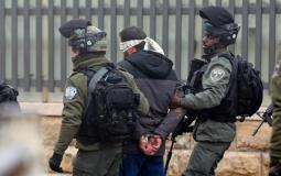 جنود اسرائيليون يعتقلون مواطن فلسطيني