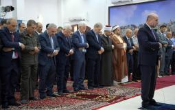 الرئيس عباس يؤدي صلاة العيد