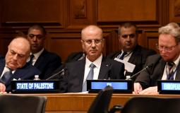 وزير المالية الفلسطيني شكري بشارة إلى جانب رئيس الوزراء رامي  الحمد الله خلال اجتماع المانحين في نيويورك