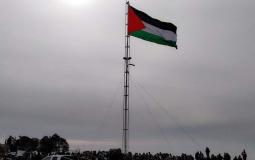 رفع علم فلسطين فوق جبل العرمة المهدد بالاستيلاء جنوب نابلس