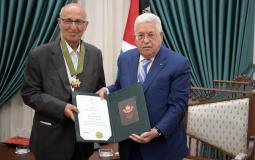 الرئيس يقلد نبيل شعث النجمة الكبرى من وسام القدس