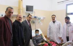 مدير عام مجمع الشفاء الطبي د. محمد أبو سلمية يتفقد مرضى زراعة الكلى في قسم جراحة الصدر