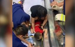 صورة للطفل الذي سقط على السلم الكهربائي