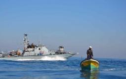 البحرية الاسرائيلية تطارد صياد فلسطيني في غزة
