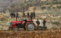 جنود الاحتلال يحنجزون مزارعا داخل أرضه