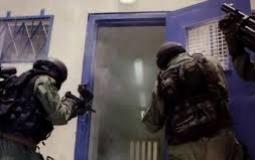 اقتحام قوات القمع لغرف الأسرى الفلسطينين داخل سجون الاحتلال