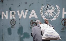 لاجئ فلسطيني يقف على باب مقر الأونروا في غزة