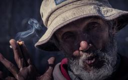 رجُل مُسن يدخن السجائر  - ارشيفية -