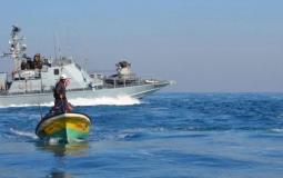 زوارق الاحتلال تستهدف الصيادين