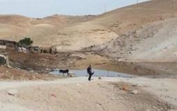مستوطنو "كفار أدوميم" يغرقون قرية الخان الأحمر بالمياه العادمة مجددا