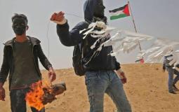 شبان يستعدون لاطلاق طائرة ورقية حارقة شرق قطاع غزة -ارشيف-