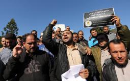 موظفو غزة يطالبون بصرف رواتبهم