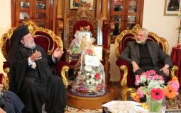 وفد من حماس برئاسة إسماعيل هنية يزور الكنيسة الأرثوذكسية في غزة
