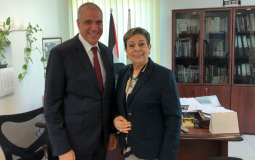 حنان عشراوي مع ممثل الاتحاد الاوروبي