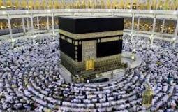 شاهد فنانة شهيرة تستعرض حملها بصورة أمام الكعبة