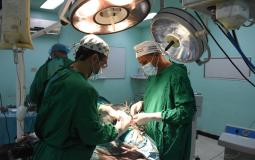 طاقم طبي بغزة يجري عملية جراحية معقدة ونادرة 