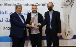 محمود عجور خلال تسلمه جائزة بيت الصحافة عن أفضل صورة صحفية للعام 2020 