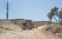 قوات الاحتلال تشرع بتوسعة طريق استيطاني غرب بيت لحم