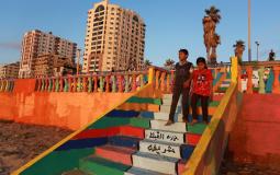 طفلان يلعبان على شاطئ بحر غزة - APA