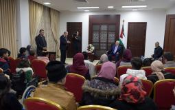 الرئيس محمود عباس أثناء استقباله أطفال مرضى من غزة