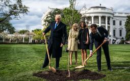الرئيس الأمريكي ونظيره الفرنسي يزرعان شجرة في حديقة البيت الأبيض