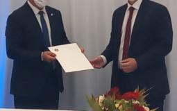 أشكنازي خلال توقيع اتفاقيات مع الوفد الاماراتي في تل ابيب