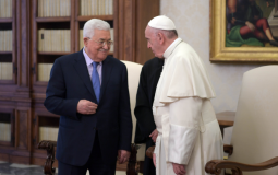 الرئيس محمود عباس مع بابا الفاتيكان فرانسيس - أرشيفية