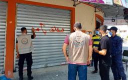 اغلاق محلات تجارية مخالفة للتعليمات من قبل مباحث كورونا في قطاع غزة