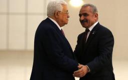 الرئيس محمود عباس ورئيس الوزراء محمد اشتيه - أرشيفية -.