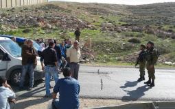 الاحتلال يحتجز المواطنين شمال القدس