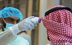 طبيب قطري يفحص درجة حرارة مواطن تخوفا من فيروس كورونا