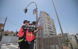 بلدية غزة تركب إشارة ضوئية على شارع الرشيد