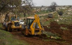 الاحتلال يقتلع اشتال الزيتون ويجرف أراضٍ جنوب الخليل