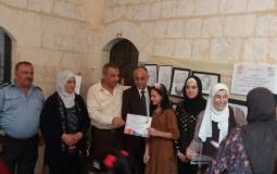 افتتاح معرض لوحات الفنان الصغير